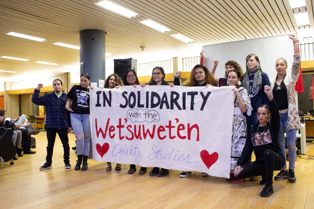 Eve Saint, students, and attendants demonstrating solidarity with Wet’suwet’en protestors. VICTORIA LEE/THE VARSITY