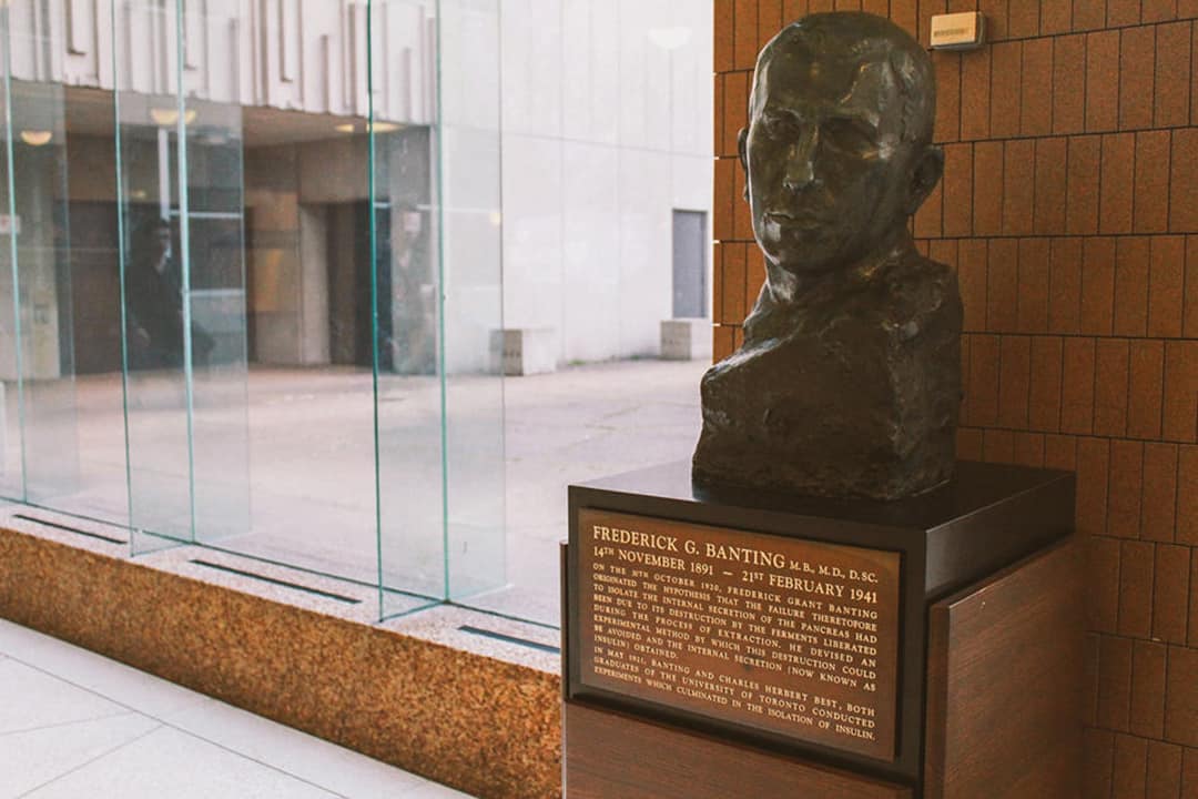 A bust of Frederick Banting sits in the lobby of the Medical Sciences Building, commemorating his discovery of insulin alongside Charles Best in 1921. JESSICA SONG/THE VARSITY